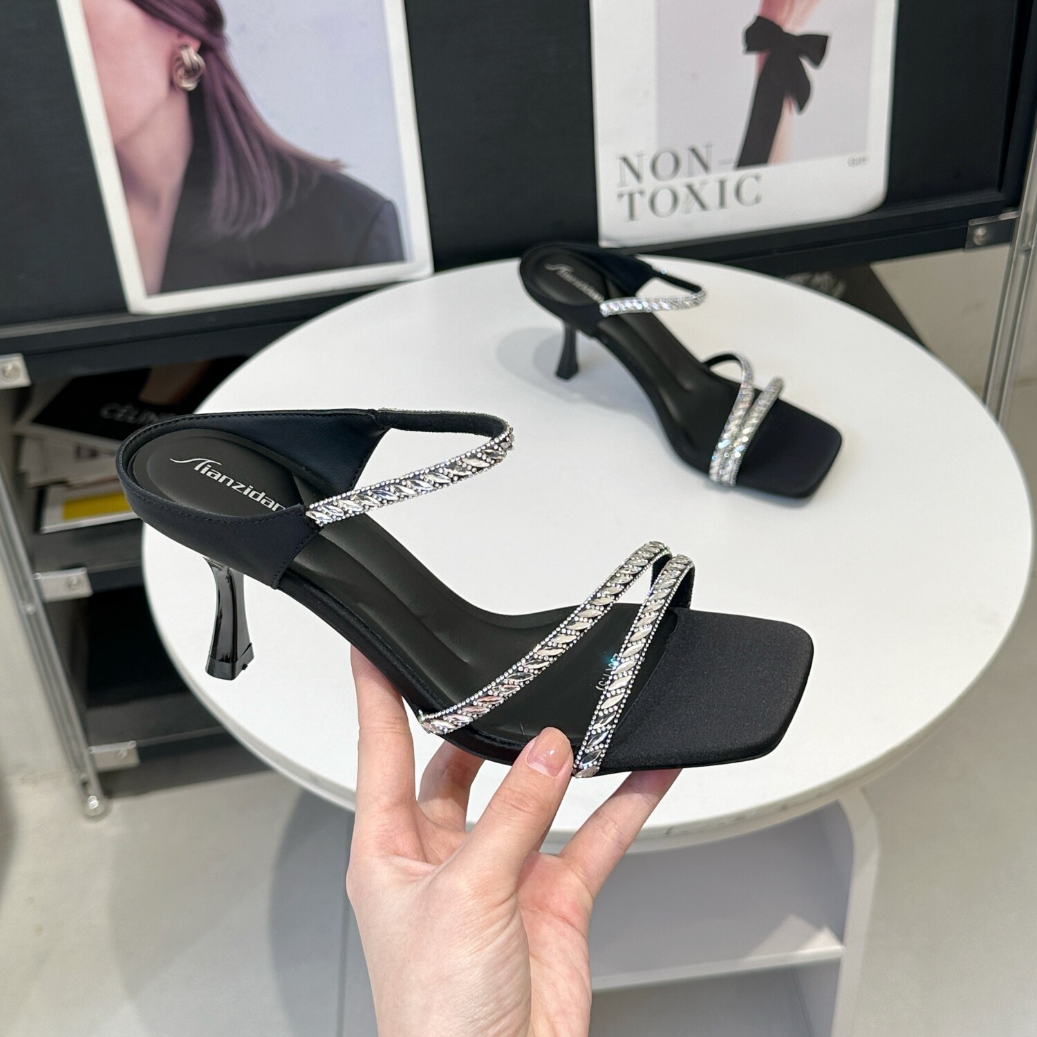 气质水钻一字拖女夏外穿2026新款法式方头细跟凉拖鞋配裙子高跟鞋