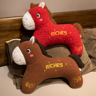 2026马上暴富生肖马抱枕沙发腰靠小马吉祥物公司年会礼品玩偶靠垫