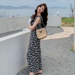 法式复古碎花V领连衣裙女2025夏季新款收腰显瘦小飞袖茶歇长裙子图片