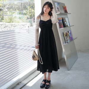 黑色落肩吊带连衣裙女春秋2025新款女装别致独特露背收腰小黑裙冬