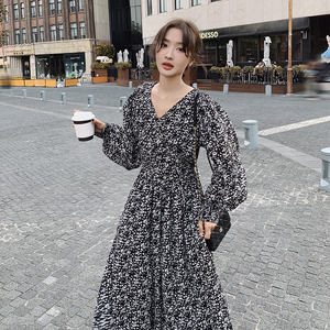 茶歇法式v领碎花连衣裙女春秋2025年新款高级感气质收腰显瘦长裙图片