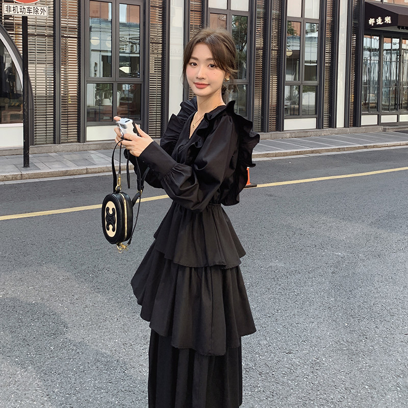法式黑色v领长袖连衣裙女2024秋季新款高级感收腰显瘦荷叶边长裙图片