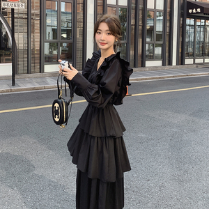 法式黑色v领长袖连衣裙女2024秋季新款高级感收腰显瘦荷叶边长裙图片