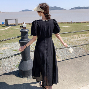 法式赫本风气质时尚高级感镂空露肩设计黑色连衣裙2025女夏季新款图片