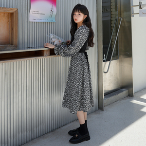 温柔风黑色长袖碎花连衣裙女春秋2025新款女装气质收腰别致长裙冬图片