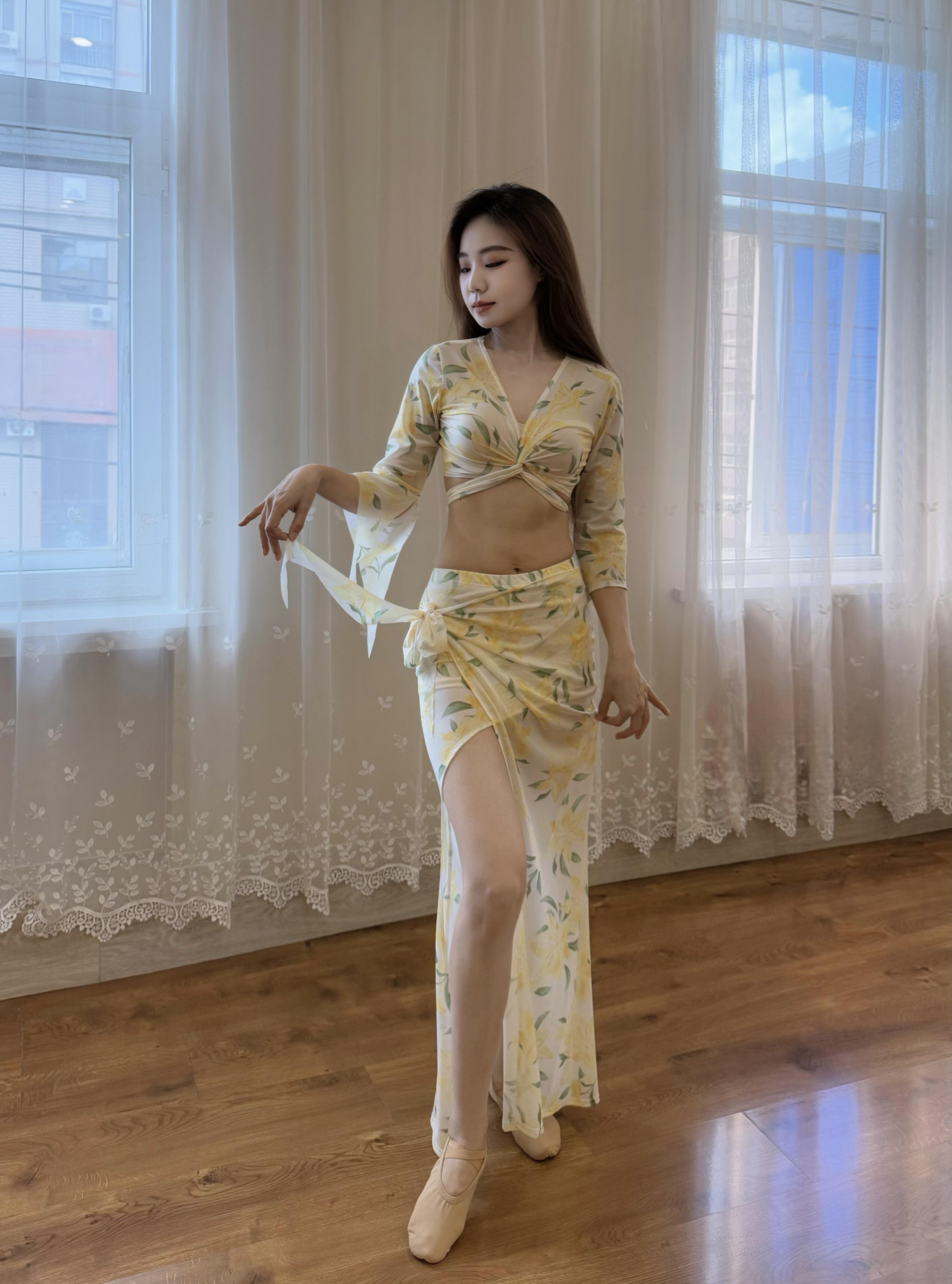 2025新款肚皮舞套装新款开衫扭结网纱印花高级表演出服显瘦套装女