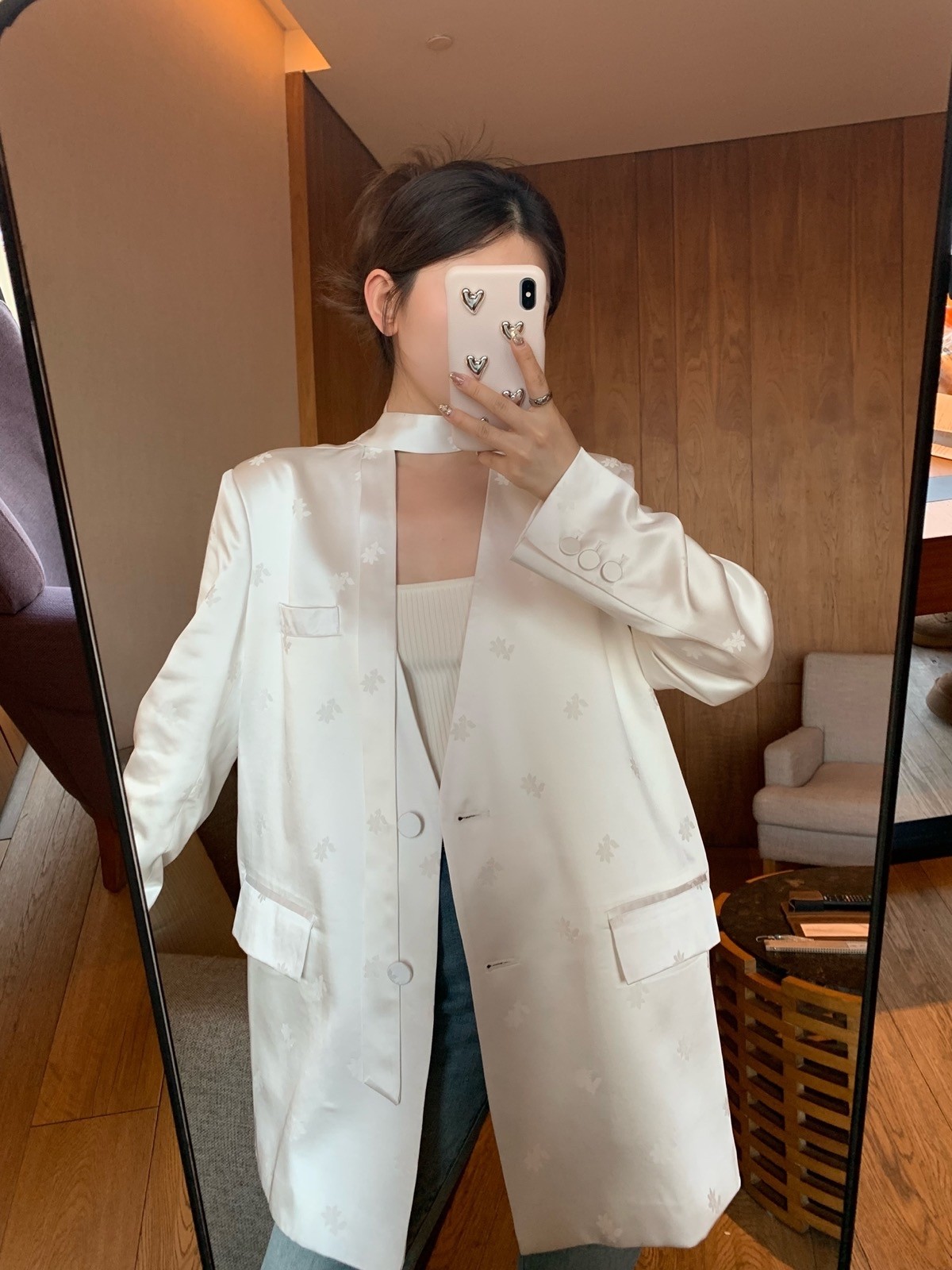 高级感白色缎面提花V领西装