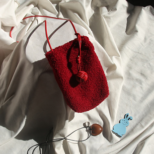 斜挎小包手机包2024单肩女包纯色羊羔毛编制球挂件冬天包包毛茸茸