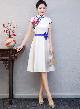 白色礼仪迎宾青花瓷学生唱走秀服装舞台