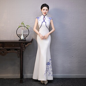 优质青花瓷礼仪旗袍长款迎宾小姐酒店礼仪走秀舞台演出旗袍礼服