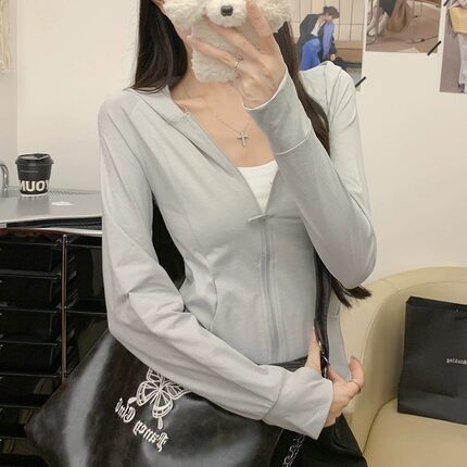 新款夏季女士连帽轻薄透气户外排汗凉爽亲肤修身显瘦短外套