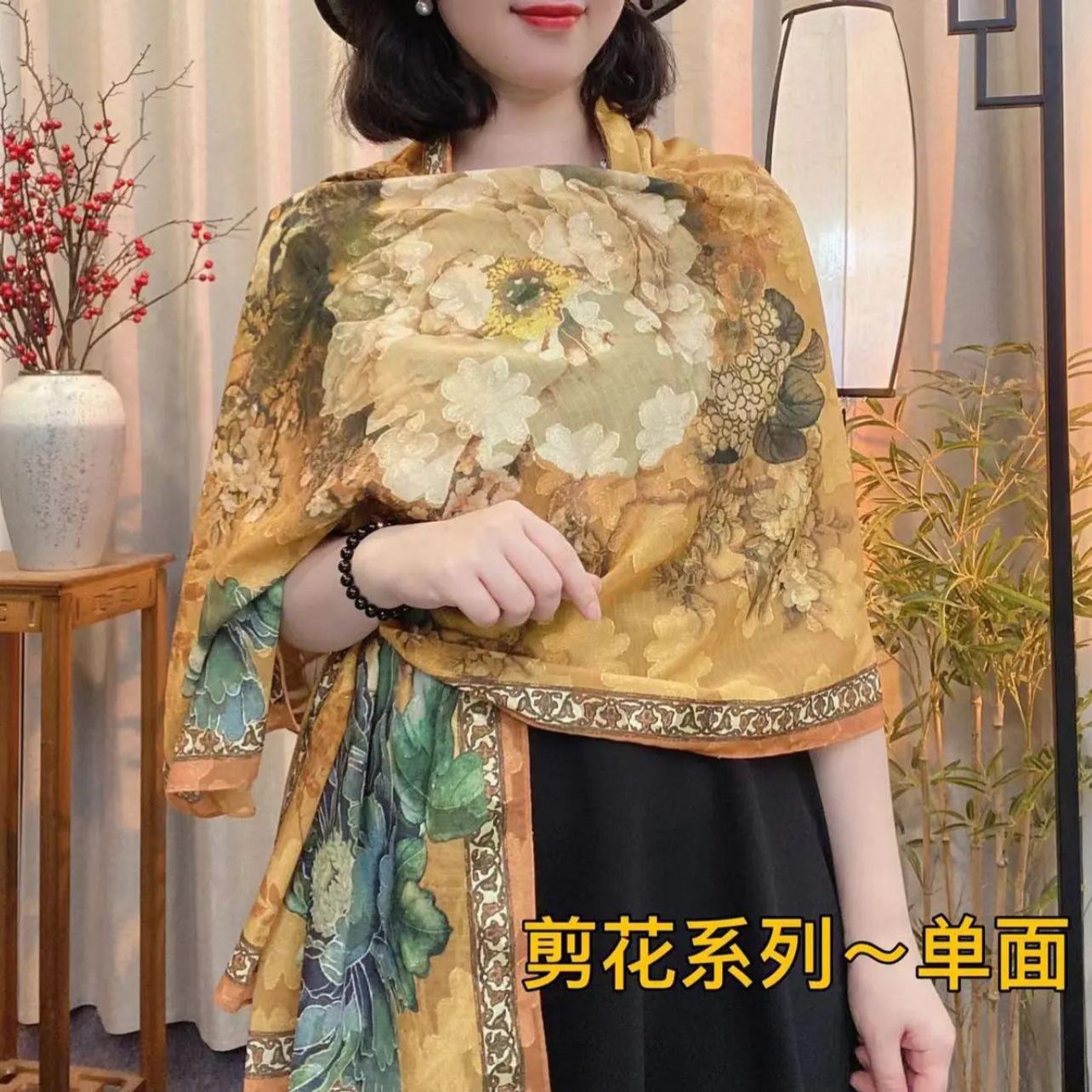 2025新款民族风剪花盘扣女时尚百搭洋气云南旅行外搭披风