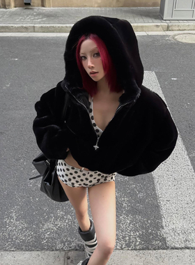 小个子黑色连帽短款皮草外套女2025新款爆款洋气年轻环保毛毛上衣