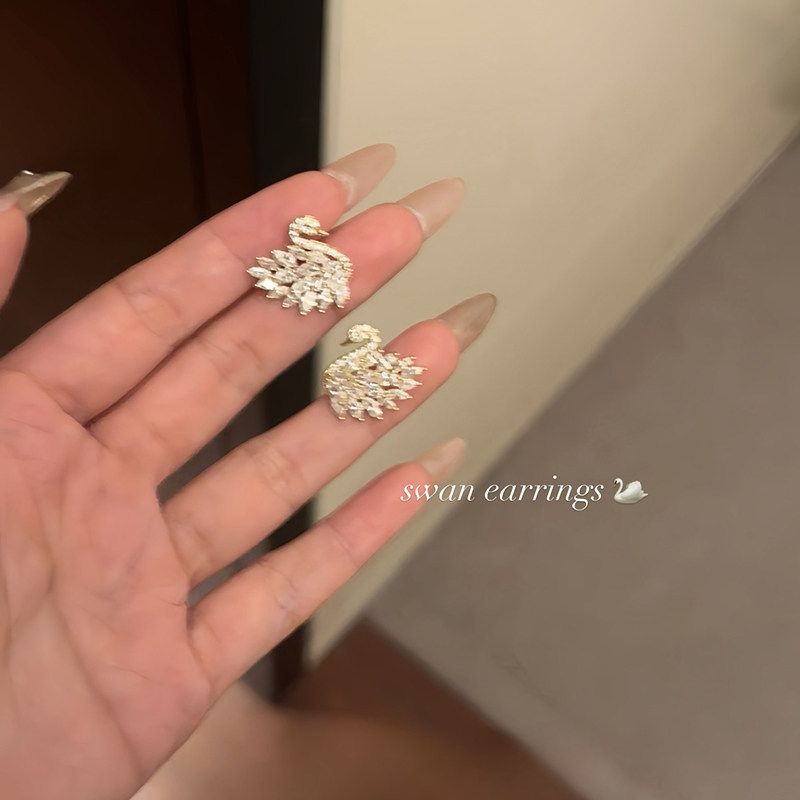 S925纯银超闪天鹅满锆耳钉女时尚个性百搭耳环轻奢高级感气质耳饰,饰品/流行首饰/时尚饰品新,耳钉,淘宝优惠券,粉丝福利购,淘宝优惠卷