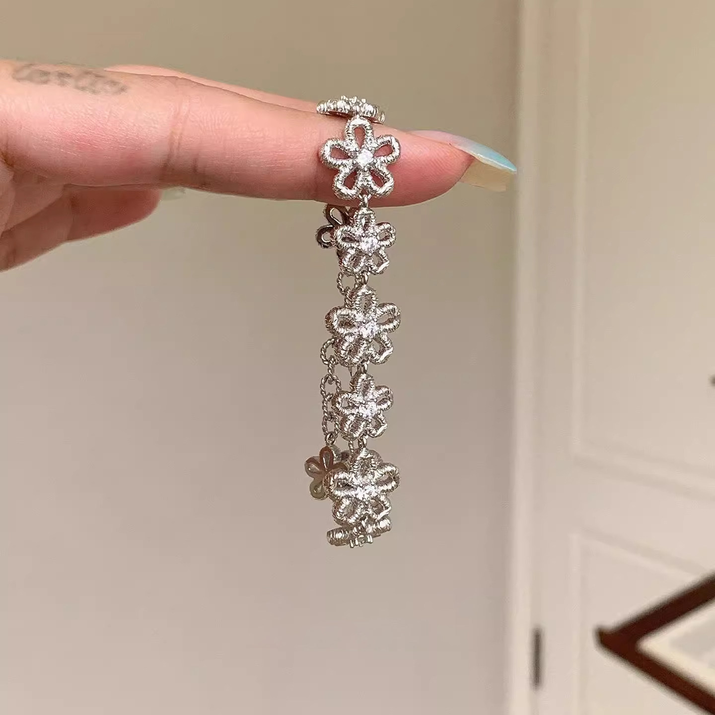 中古风银蕾丝花朵手链甜美清冷感气质手环精致轻奢高级感百搭手饰
