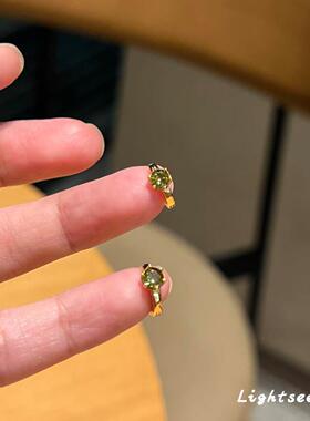 S925纯银橄榄绿mini锆石耳扣森系复古小巧耳环精致气质养耳洞耳饰