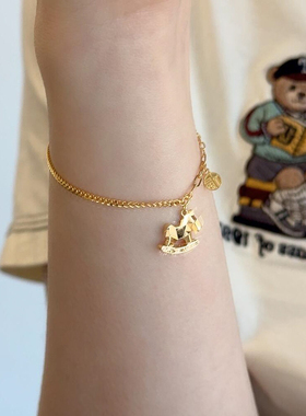 爆闪金色小木马吊坠手链轻奢精致