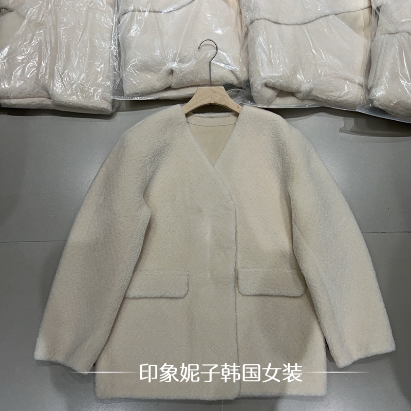 极简风V领羊羔绒短外套女