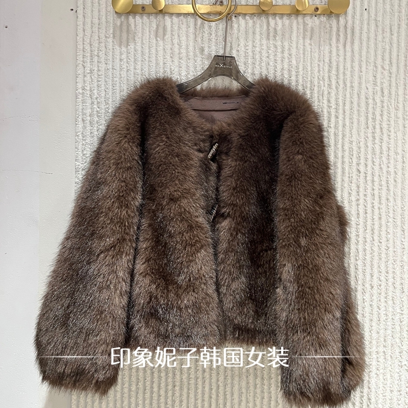 欧洲站2025冬季新款时尚百搭圆领牛角扣短款气质毛毛皮草外套8121