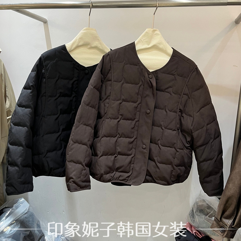 欧洲站2025冬季新款 时尚简约圆领单排扣压格白鹅绒羽绒服女70007