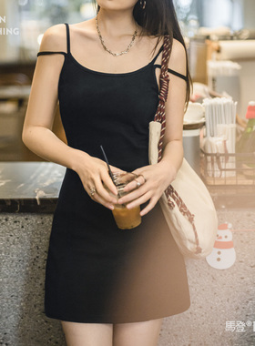 马登夏日纯欲赫本风吊带包臀小黑裙修身露肩背无袖背心连衣裙女