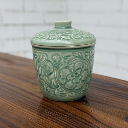 带盖青釉凤衔牡丹炖盅