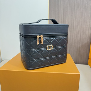 化妆包女便携式大容量2026新款超火高端化妆品收纳盒箱带镜子