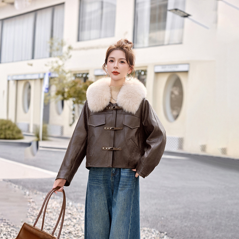 真狐狸毛领时尚外套女2025冬季新款气质短款外穿保暖羽绒服YE6522