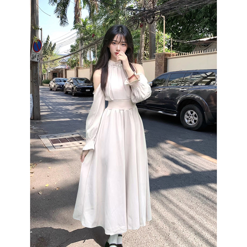 法式温柔甜美连衣裙女春季2025新款高级感纯欲露肩掐腰显瘦长裙子