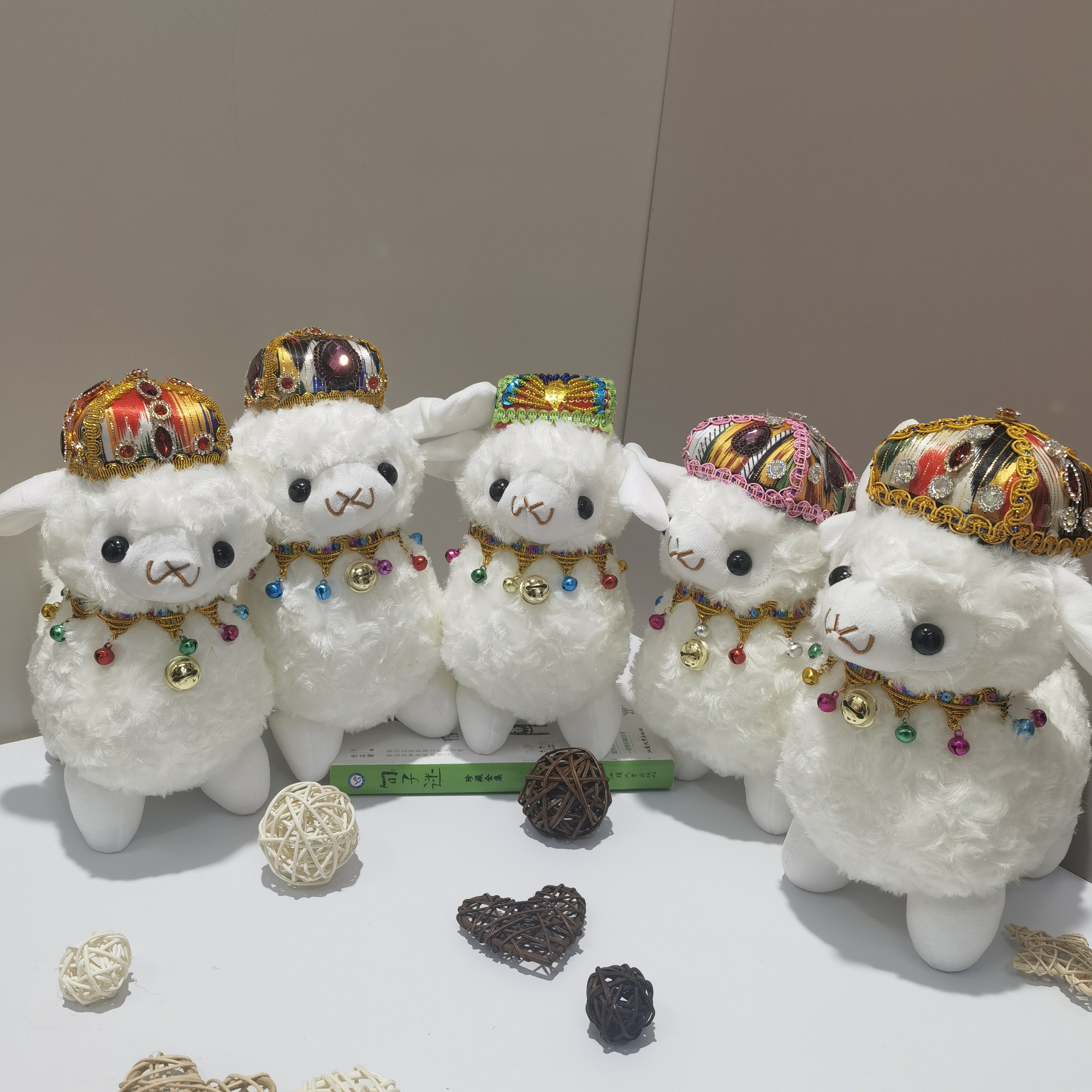 新疆旅游纪念品戴民族特色帽子可爱羊宝宝创意礼品挂件羊毛绒公仔