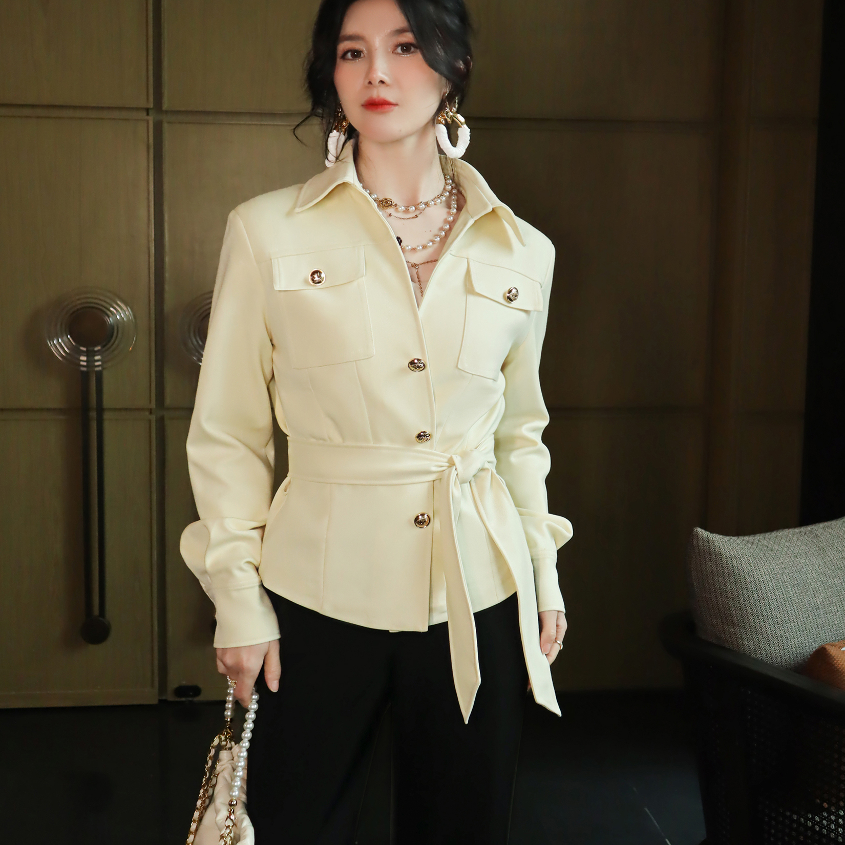 时尚米杏色翻领系带短款夹克外套