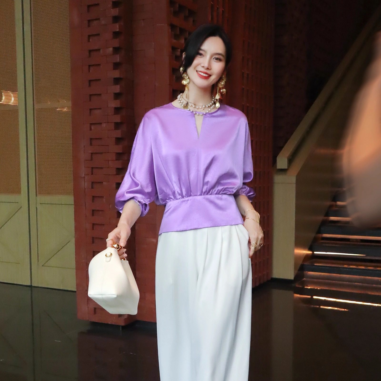 法式浪漫紫罗兰抓花肌理缎面上衣