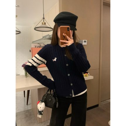 VASSE tb学院 显瘦减龄百搭小狗刺绣圆领麻花毛衣百搭针织开衫冬