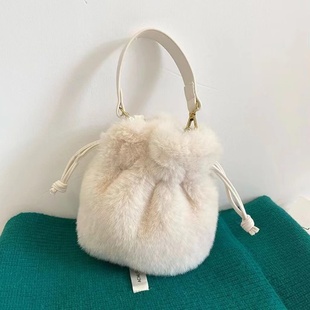 冬天包包女2025新款斜挎毛茸茸小包手拎可爱抽绳毛毛包单肩水桶包