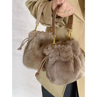 冬天包包女2025新款斜挎毛茸茸小包手拎可爱抽绳毛毛包单肩水桶包