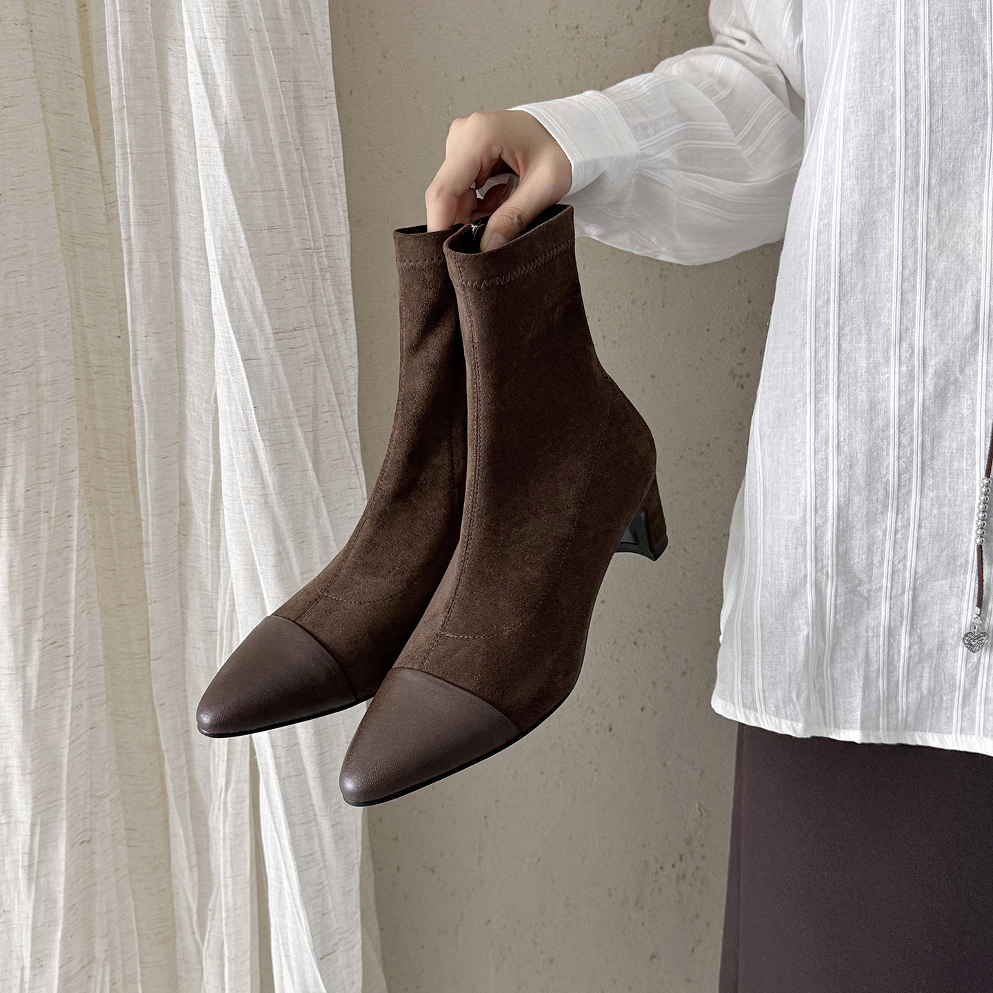 配大衣超有范~绒面拼接瘦瘦靴2025秋冬粗中跟尖头弹力包腿短靴女