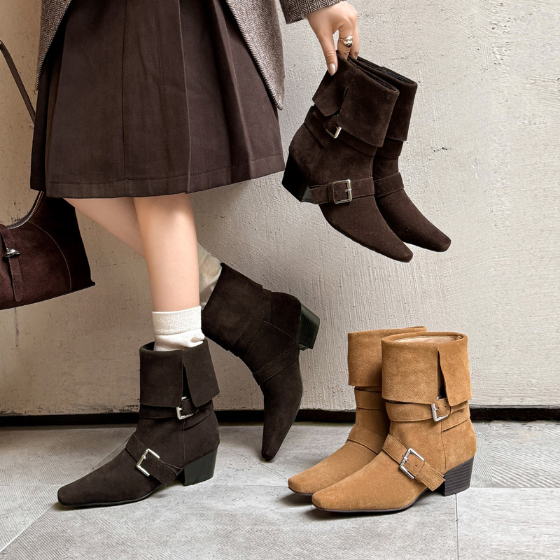 法式设计感翻领堆堆靴牛反绒面2025粗中跟皮带扣小方头真皮短靴女