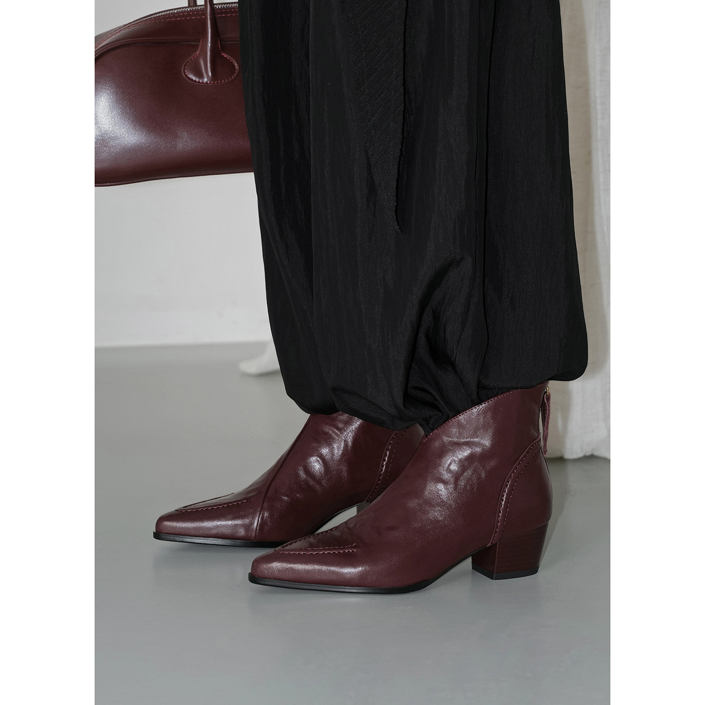 植鞣头层羊皮简约复切尔西踝靴2025秋冬粗中跟尖头真皮V口短靴女