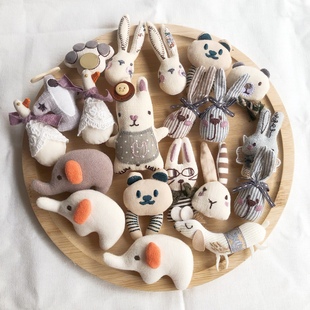 手工制作的胸针太可爱了吧 棉麻布艺毛绒卡通刺绣工艺服饰配件