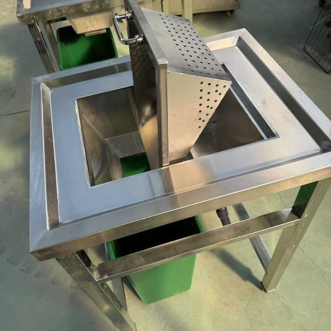 不锈钢干湿分离操作台超净收残台收餐车收糠台泔水台滤渣台过滤台