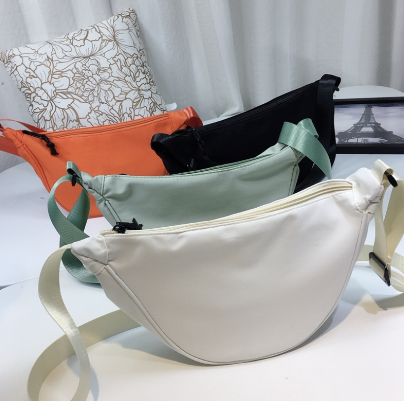 满2包邮 10元 男女挎包单肩包斜挎包包女生牛角包饺子包小孩大人