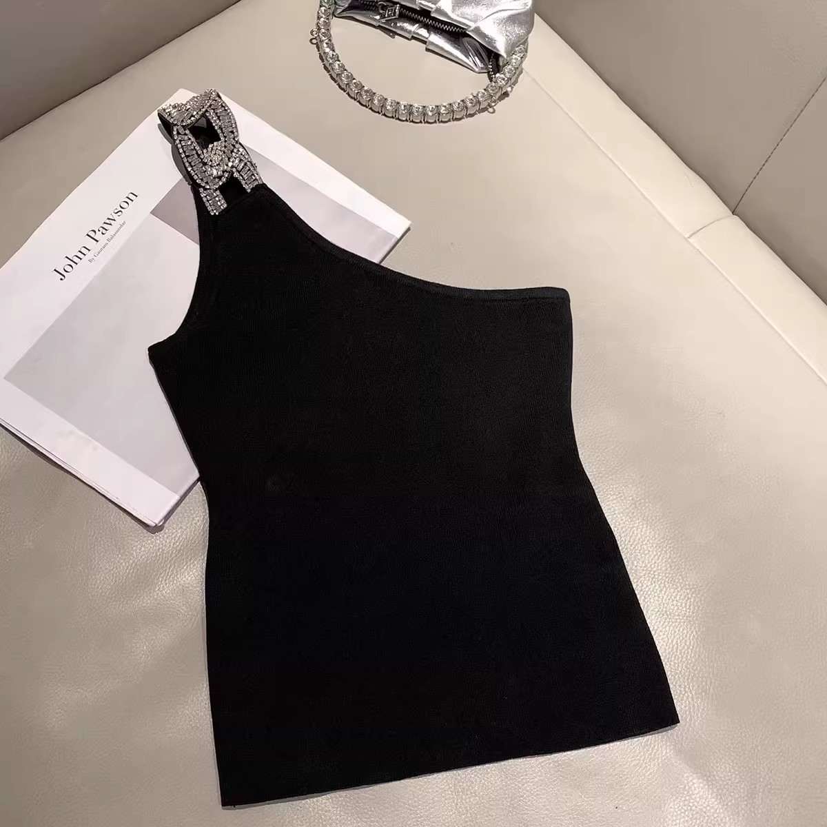 【高级猎手】黑色斜肩针织背心