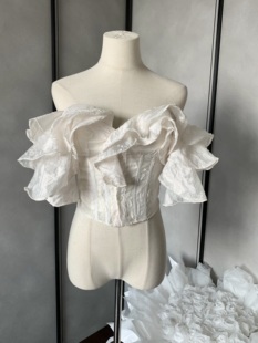 【南法假日 】法式立体裁剪显瘦刺绣荷叶边一字肩鱼骨上衣