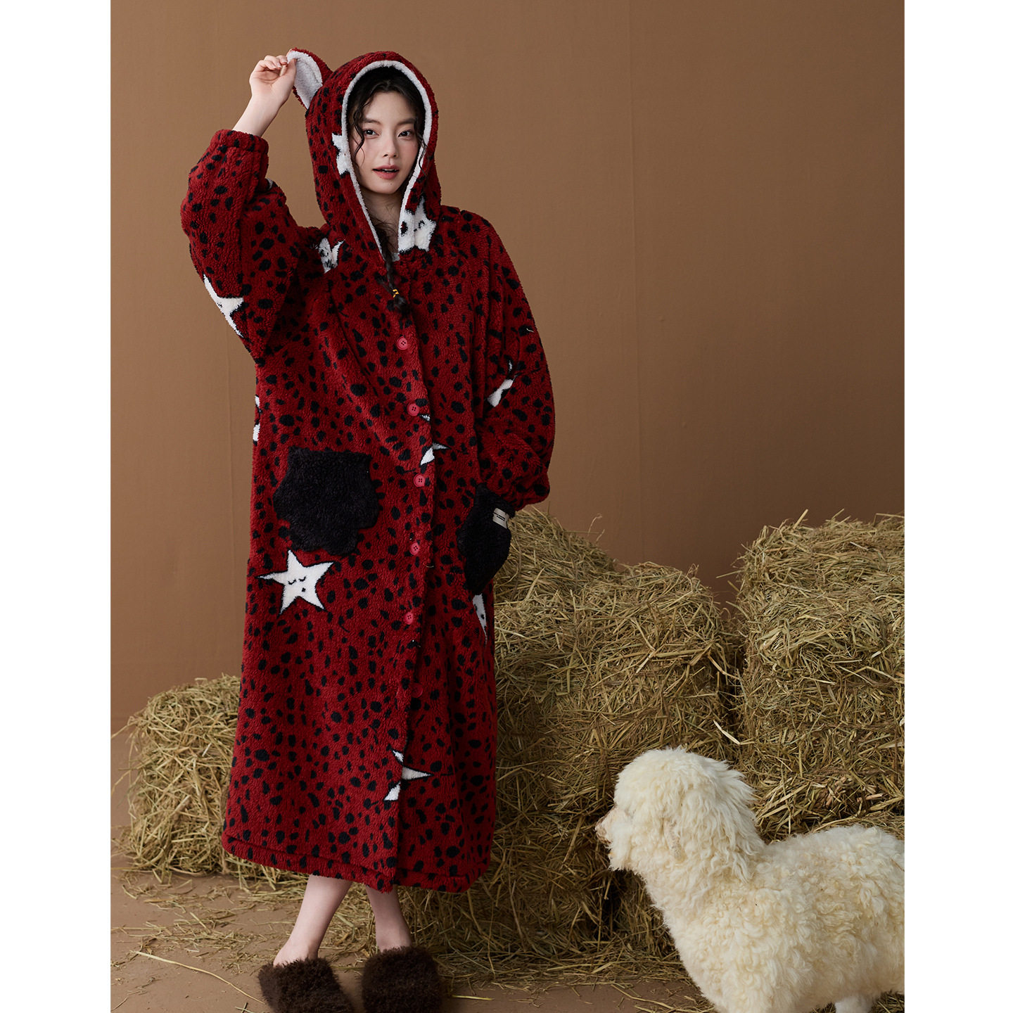 可爱豹纹星星珊瑚绒大红连帽睡袍女冬季外穿加厚保暖家居服连体衣