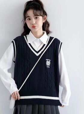 胖MM200斤特大码秋冬学院风马甲刺绣v领针织吊带背心女宽松打底衫