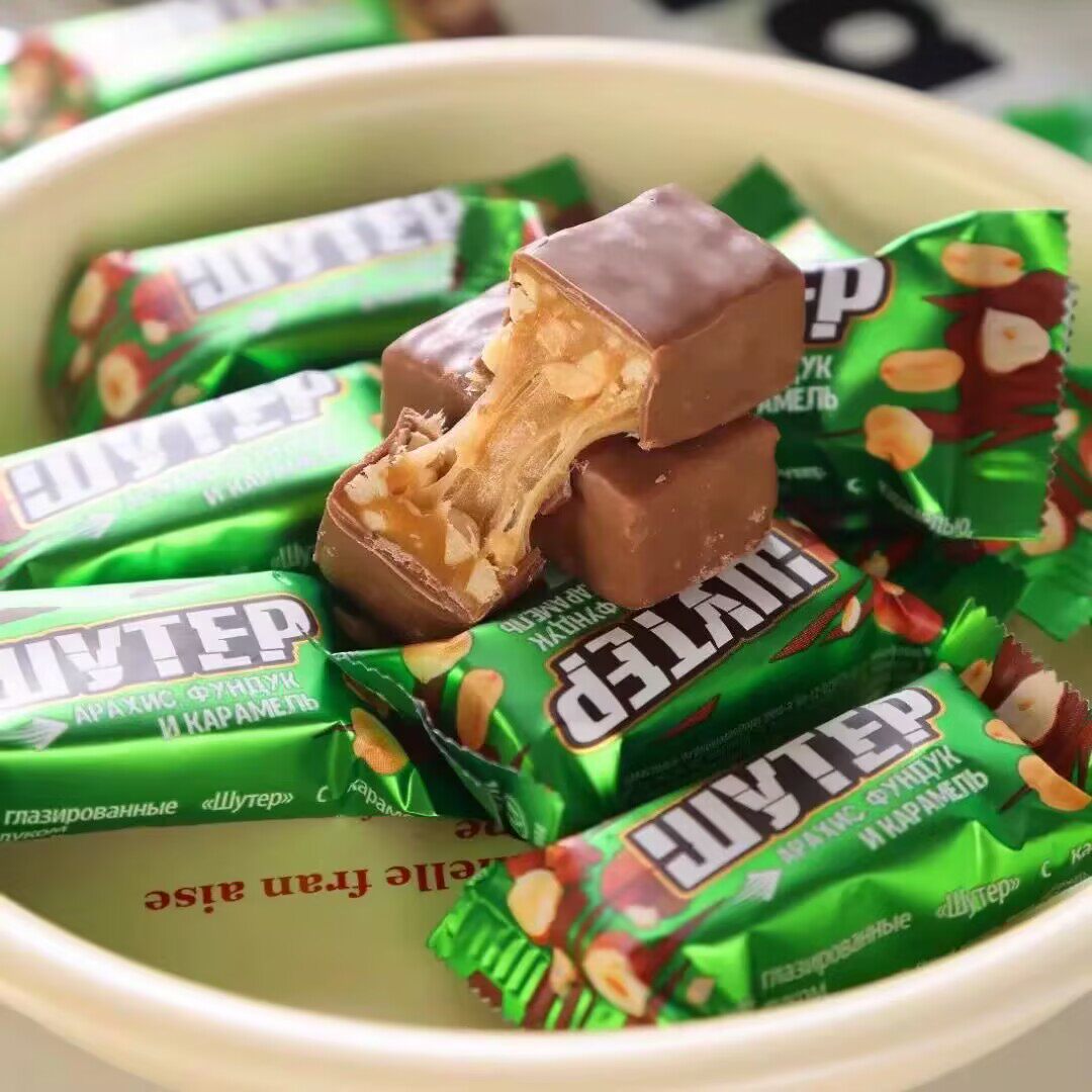 俄罗斯原装进口花生夹心巧克力果仁牛轧糖葡萄干榛子糖果喜糖500g