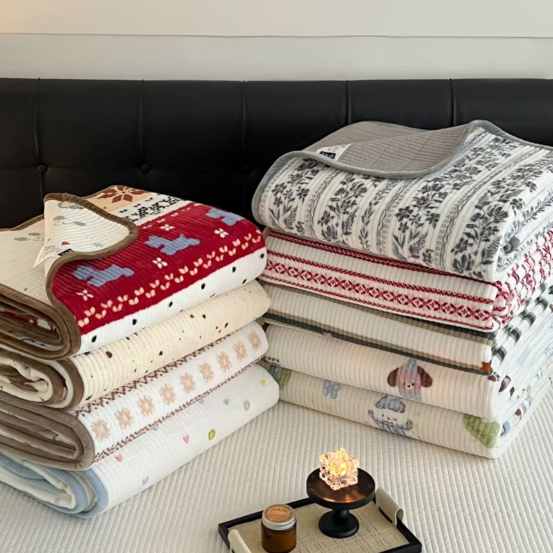 双面质感新体验 一面绒一面纯棉床盖，温暖亲肤秋冬保暖四季可用