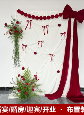 中式红色订婚丝绒球粉色蝴蝶结布幔婚房婚礼婚庆晨袍拍照背景布置