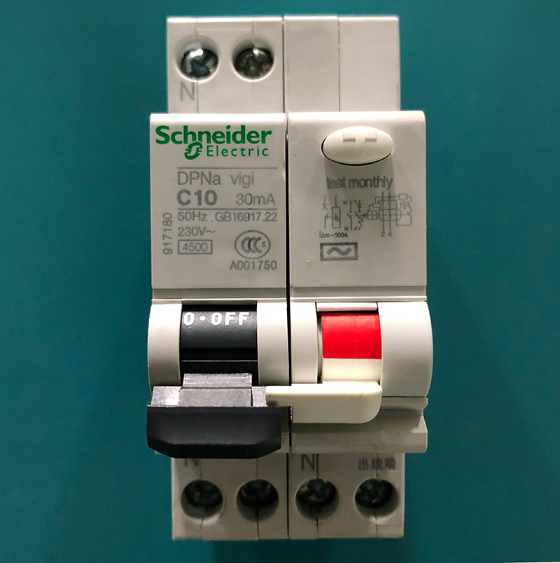 施耐德空气开关m9老款c65 1p n dpna10a漏电保护断路器 清仓亏本
