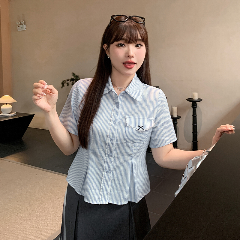 小波家2025夏季胖mm蓝色蕾丝条纹收腰设计感短袖衬衫